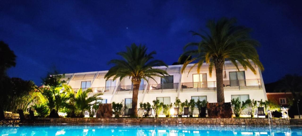 Habitación Doble Deluxe con balcón y vistas a la piscina